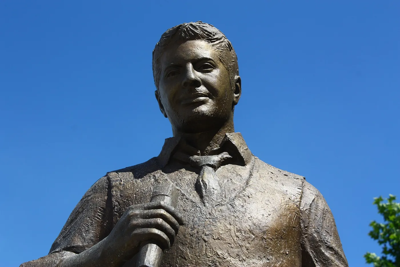 Bronze statue of Toše Proeski on the Art Bridge, Skopje