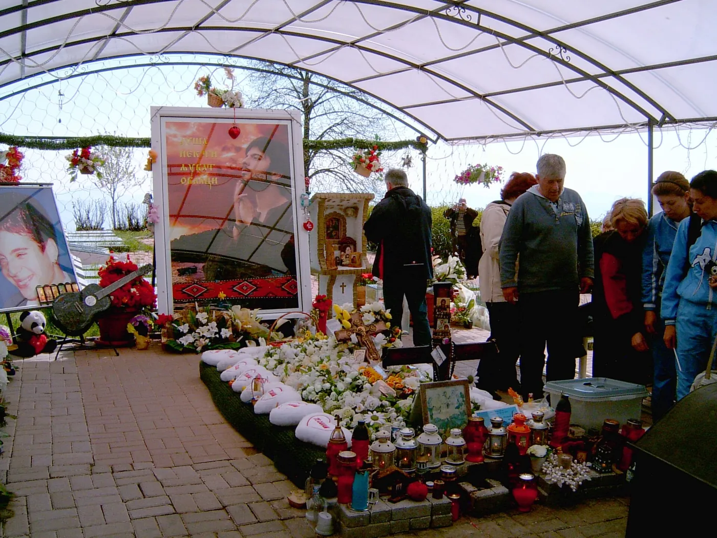 Toshe-Proeski-grave.JPG